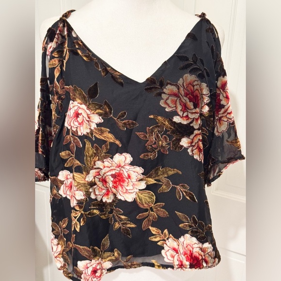 cupcakes & cashmere Tops - Cupcakes & Cashmere Black Floral Velvet Blouse Cold Shoulder Sz L NWT Romantic